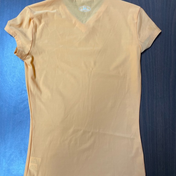 Underarmour HEAT GEAR shirt, lightly used. Great condition - Picture 4 of 5